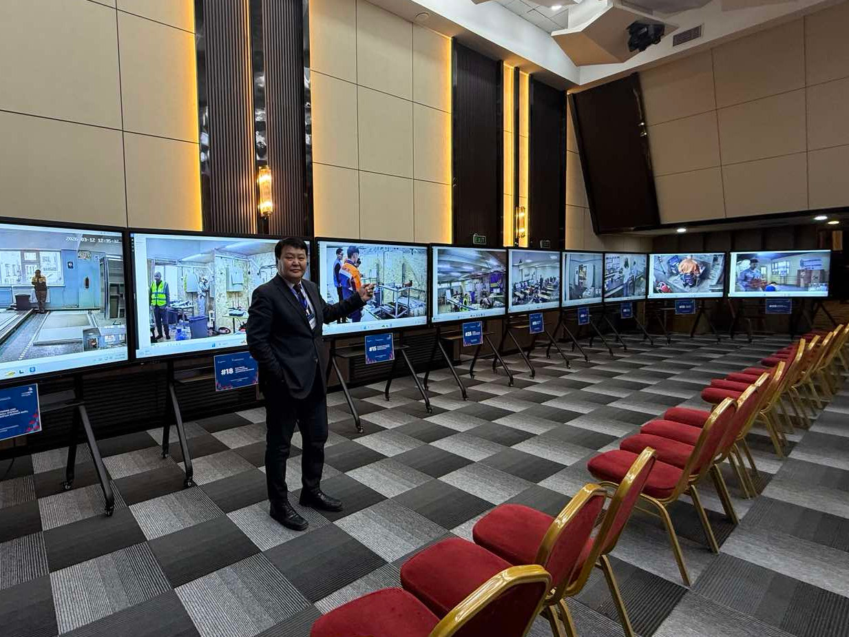 A multi-venue viewing experience at the Information and Control Centre at the Trade Union Cultural Palace for visitors to watch the event in real-time on large screens.