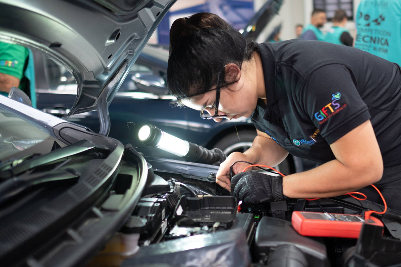 Katherine Ramírez Espinoza is an automobile technician from Costa Rica.